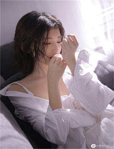 调戏床上美女